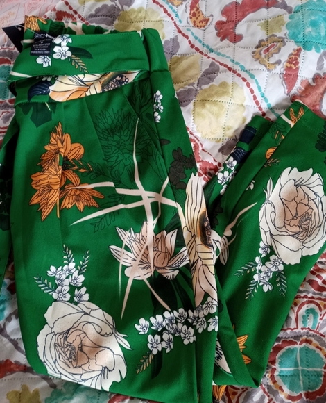 Fashion Nova Emerald Green Floral Cropped Belted Pants Sz S - Picture 2 of 2